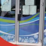 Image d'un adhésif micro perforé sur vitrine