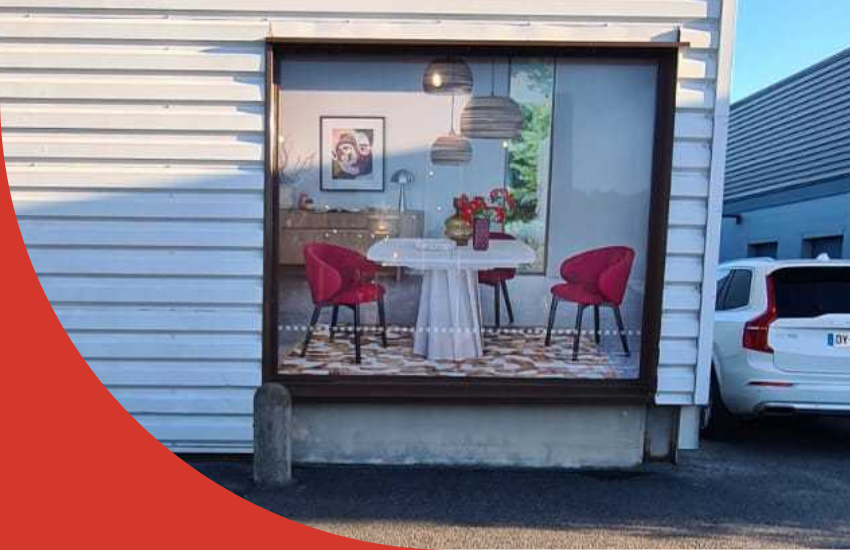 Image d'un adhésif micro perforé sur vitrine